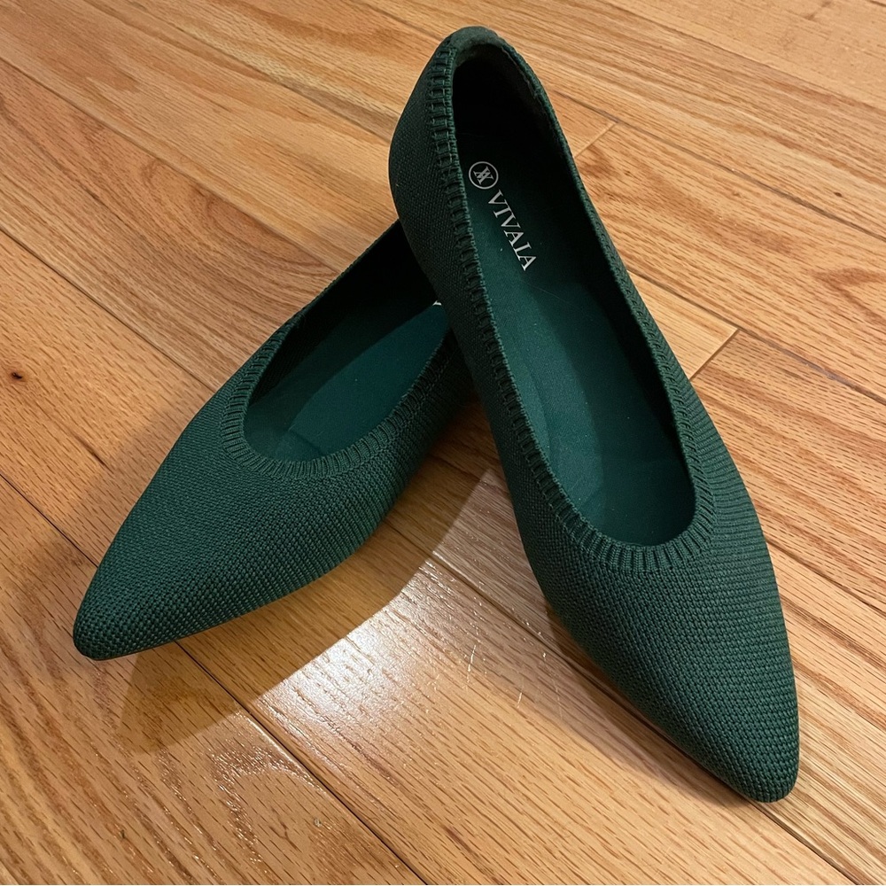 Size 7.5 Vivaia Women’s Green Flats NWOT